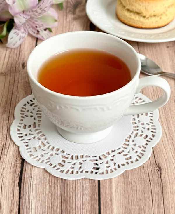 Ажурная салфетка как подставка под чашку