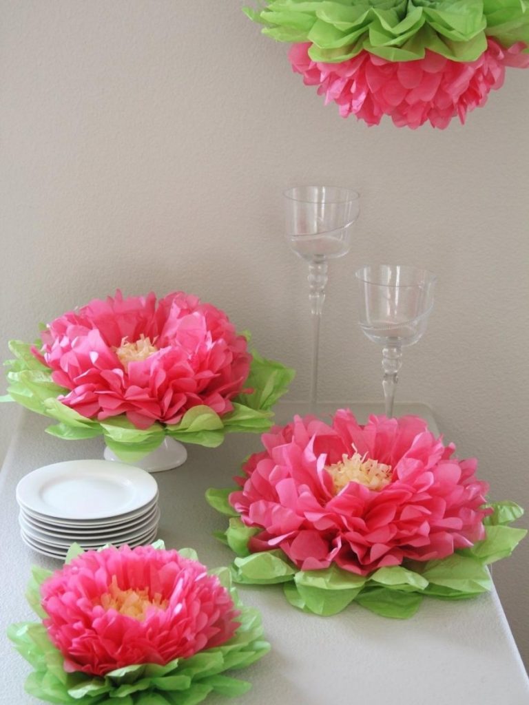 Цветы на столе из бумаги Тишью