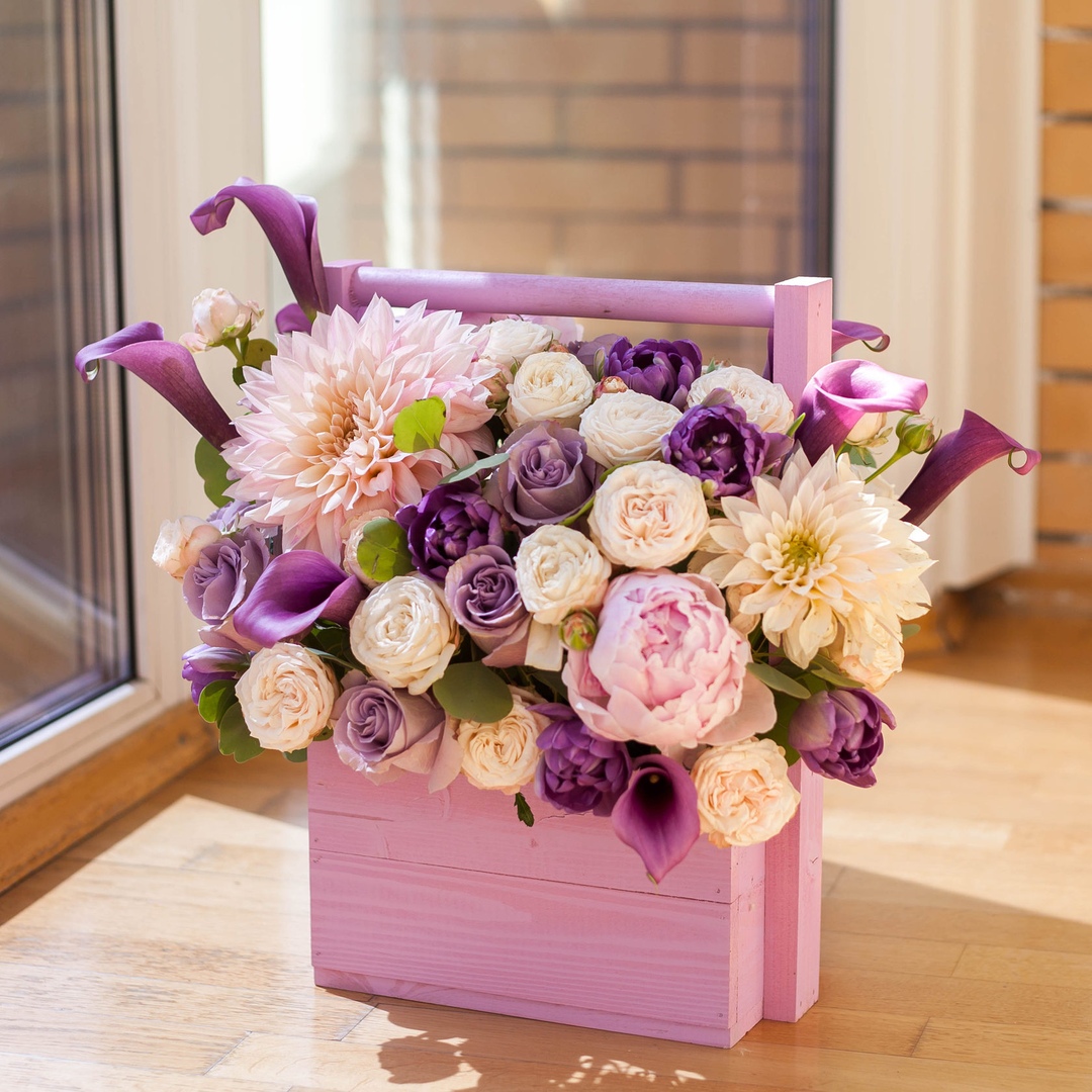 Букет цветов в деревянном ящике