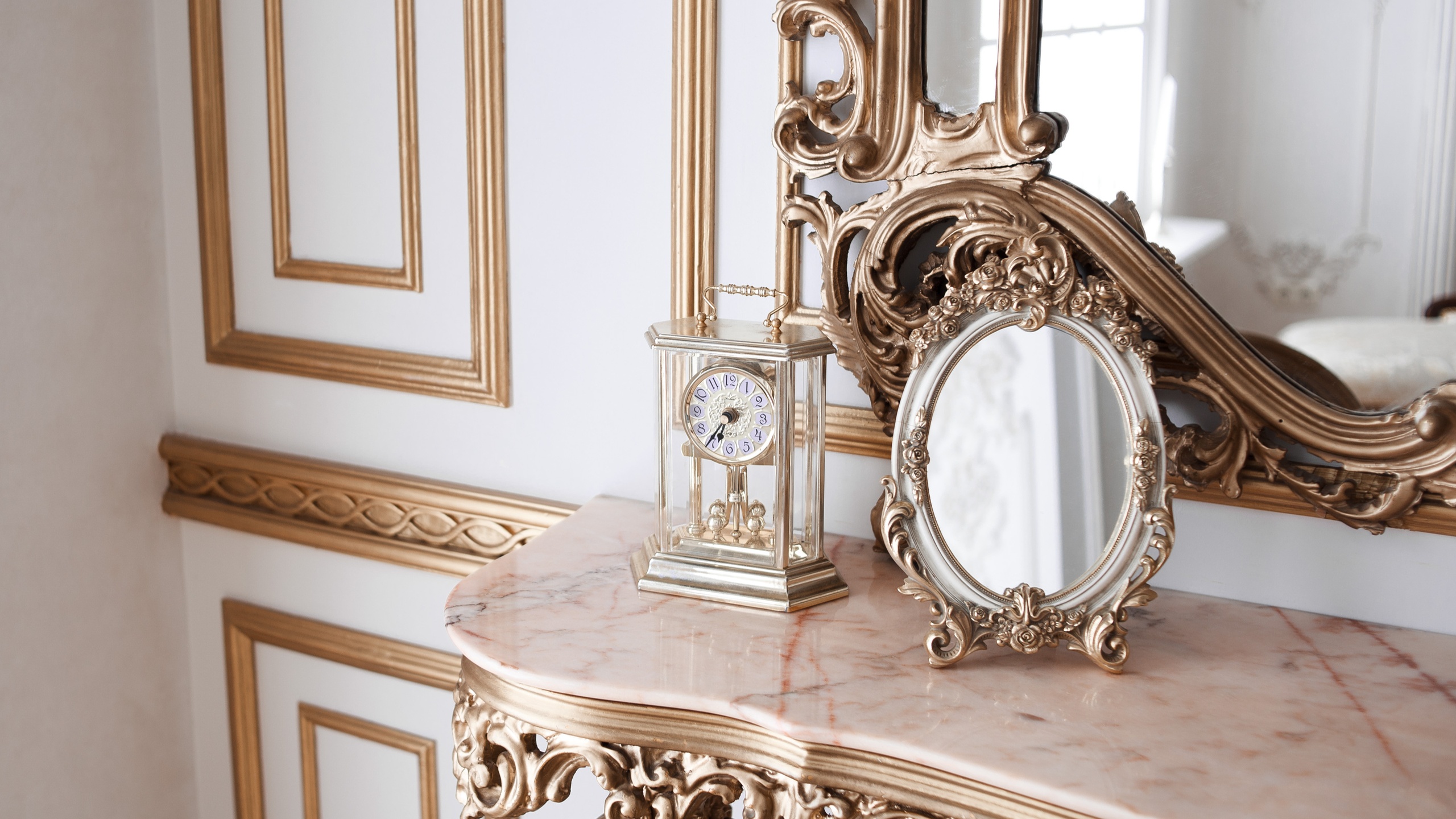 Фрагмент мебели в классическом стиле