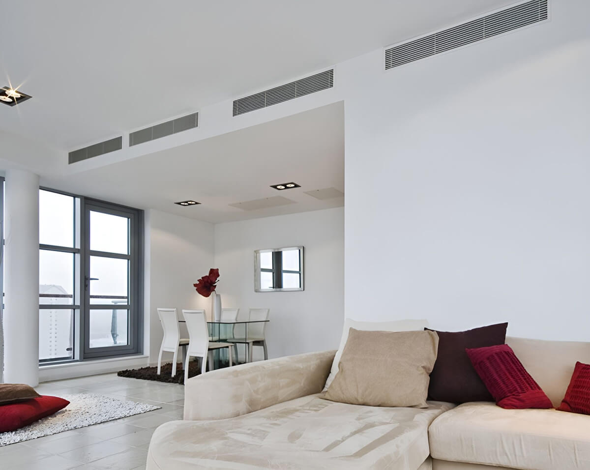 Канальный встроенный кондиционер в гостиной