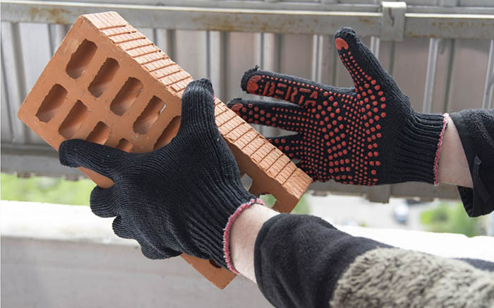 Рабочие перчатки в строительных работах