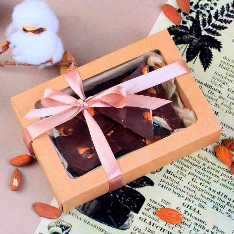 Шоколад в крафтовой коробке с лентой Шоколад в крафтовой коробке с лентой