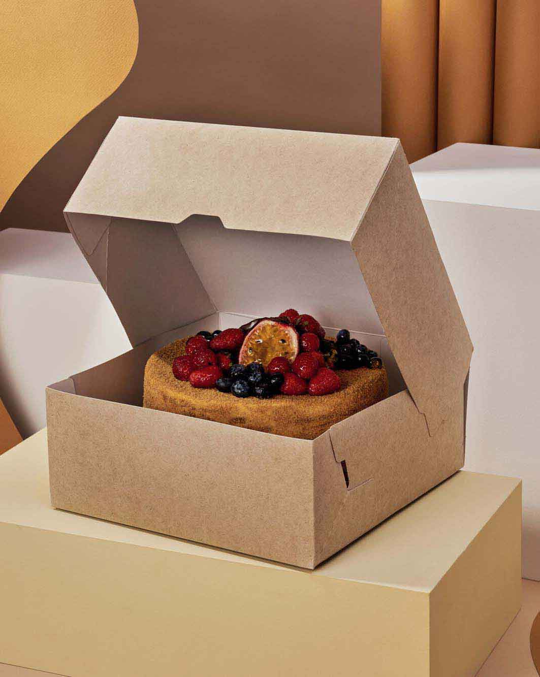 Торт с ягодами в крафтовой коробке Торт с ягодами в крафтовой коробке