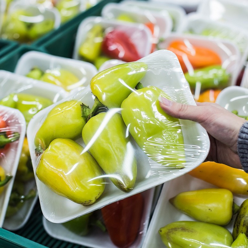 Зеленые перцы в пищевой пленке Зеленые перцы в пищевой пленке
