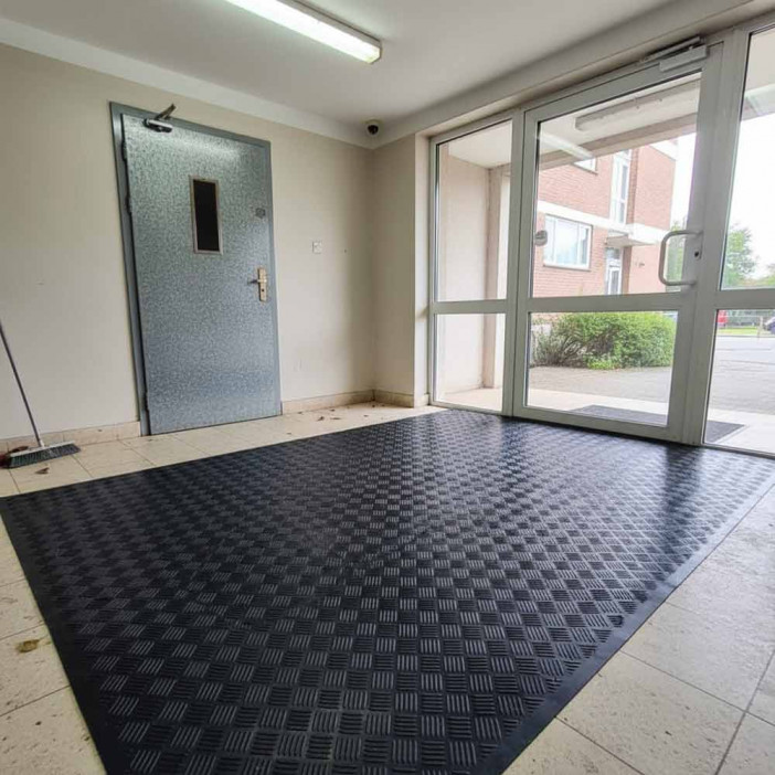 Коврик-дорожка против скольжения Sunstep Шашки 0,9*12м черный