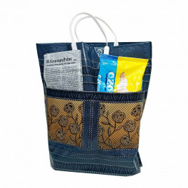 Сумка с пластмассовыми ручками многослойная с карманами Розы на джинсах 37*37см