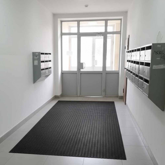 Коврик-дорожка против скольжения Пятачки 0,9*12м толщина 2,4мм черный